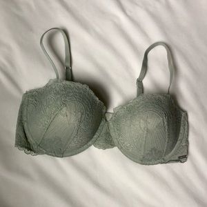 Gilly Hicks 34D